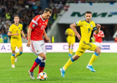 Kalininingrad, Rusya - 9 Eylül 2019. Rusya milli futbol takımı forveti Artem Dzyuba, UEFA Euro 2020 ön eleme karşılaşmasında Kazakistan defans oyuncusu Dmitri Shomko 'ya karşı Kalinininingrad' da oynanan Rusya - Kazakistan maçı (1-0).