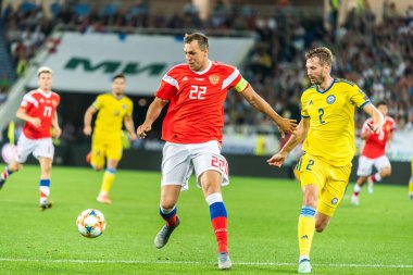 Kalininingrad, Rusya - 9 Eylül 2019. Rusya Millî Futbol Takımı forveti Artem Dzyuba, UEFA Euro 2020 ön eleme karşılaşmasında Kazakistan defans oyuncusu Sergei Maliy 'ye karşı Kalininingrad' da oynanan Rusya - Kazakistan maçı (1-0).