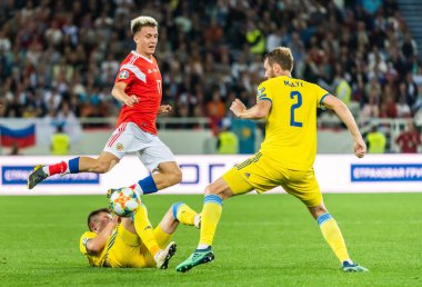 Kalininingrad, Rusya - 9 Eylül 2019. Rusya Milli Futbol Takımı 'nın orta saha oyuncusu Aleksandr Golovin, UEFA Euro 2020 ön eleme karşılaşmasında Kazakistan' da (1-0) Kazingrad maçında Kazakistan 'a karşı Aibol Abiken ve Sergei Maliy' ye karşı oynadı..