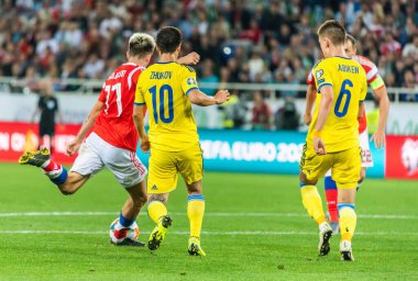 Kalininingrad, Rusya - 9 Eylül 2019. Rusya 'nın orta saha oyuncusu Aleksandr Golovin, UEFA Euro 2020 ön eleme karşılaşmasında Kazakistan' da (1-0) Kazakistan 'a karşı oynadığı karşılaşmada Kazakistan' lı futbolcular Georgi Zhukov ve Aibol Abiken 'e karşı oynadı..