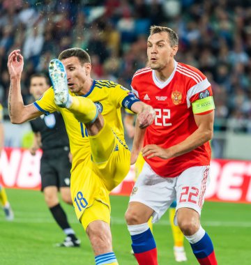 Kalininingrad, Rusya - 9 Eylül 2019. Rusya milli futbol takımı forveti Artem Dzyuba, UEFA Euro 2020 ön eleme karşılaşmasında Kazakistan defans oyuncusu Dmitri Shomko 'ya karşı Kalinininingrad' da oynanan Rusya - Kazakistan maçı (1-0).