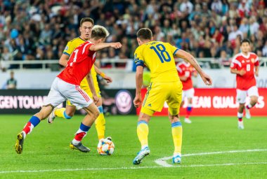 Kalininingrad, Rusya - 9 Eylül 2019. Rusya Millî Futbol Takımı 'nın orta saha oyuncusu Aleksandr Golovin, UEFA Euro 2020 ön eleme karşılaşmasında Kazakistan' a karşı Kazakistan 'da (1-0) Kazakistan defans oyuncusu Dmitri Shomko' ya karşı oynadı..