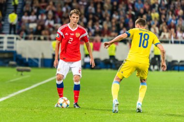 Kalininingrad, Rusya - 9 Eylül 2019. Rusya milli futbol takımı savunucusu Mario Fernandes, UEFA Euro 2020 ön eleme karşılaşmasında Kazakistan 'a karşı Kazakistan' da (1-0) Kazakistan defans oyuncusu Dmitri Shomko 'ya karşı oynadı..