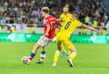 Kalininingrad, Rusya - 9 Eylül 2019. Rusya milli futbol takımının orta saha oyuncusu Aleksandr Golovin, UEFA Euro 2020 ön eleme karşılaşmasında Kazakistan 'a karşı Kazakistan' da (1-0) Kazakistan 'da oynanan karşılaşmada Kazakistan defans oyuncusu Aibol Abiken' e karşı oynadı..