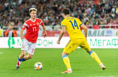 Kalininingrad, Rusya - 9 Eylül 2019. Rusya Millî Futbol Takımı 'nın orta saha oyuncusu Aleksandr Golovin, UEFA Euro 2020 ön eleme karşılaşmasında Kazakistan' da (1-0) Kazakistan 'a karşı Kazakistan' da Yuri Pertsukh 'a karşı oynamıştı..