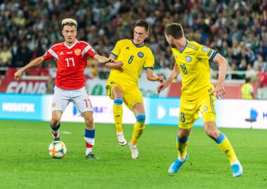 Kalininingrad, Rusya - 9 Eylül 2019. Rusya milli futbol takımının orta saha oyuncusu Aleksandr Golovin, UEFA Euro 2020 ön eleme karşılaşmasında Kazakistan 'a karşı Kazakistan' da (1-0) Kazakistan 'da oynanan karşılaşmada Kazakistan defans oyuncusu Aibol Abiken' e karşı oynadı..