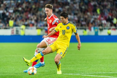 Kalininingrad, Rusya - 9 Eylül 2019. Rusya milli futbol takımı orta saha oyuncusu Anton Miranchuk, UEFA Euro 2020 ön eleme karşılaşmasında Kazakistan 'a karşı Kazakistan' da (1-0) Kazakistan orta saha oyuncusu Georgi Zhukov 'a karşı oynadı..