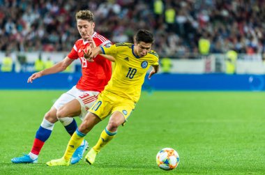 Kalininingrad, Rusya - 9 Eylül 2019. Rusya milli futbol takımı orta saha oyuncusu Anton Miranchuk, UEFA Euro 2020 ön eleme karşılaşmasında Kazakistan 'a karşı Kazakistan' da (1-0) Kazakistan orta saha oyuncusu Georgi Zhukov 'a karşı oynadı..