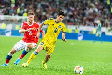 Kalininingrad, Rusya - 9 Eylül 2019. Rusya milli futbol takımı orta saha oyuncusu Anton Miranchuk, UEFA Euro 2020 ön eleme karşılaşmasında Kazakistan 'a karşı Kazakistan' da (1-0) Kazakistan orta saha oyuncusu Georgi Zhukov 'a karşı oynadı..