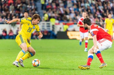 Kalininingrad, Rusya - 9 Eylül 2019. Kazakistan milli futbol takımı orta saha oyuncusu Maxim Fedin, UEFA Euro 2020 ön eleme karşılaşmasında Rusya 'nın Kazakistan' a karşı (1-0) Rusya karşısında Rusya defans oyuncusu Georgi Dzhikiya 'ya karşı Kalininingrad' da oynanan karşılaşmada.
