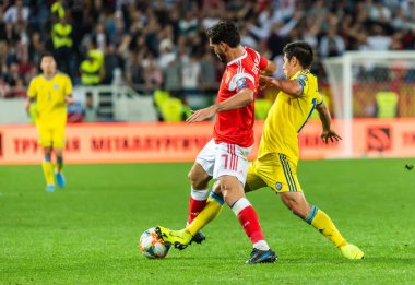 Kalininingrad, Rusya - 9 Eylül 2019. Rusya milli futbol takımı orta saha oyuncusu Magomed Özdoyev, UEFA Euro 2020 ön eleme karşılaşmasında Kazakistan 'da Kazakistan' a (1-0) karşı Kazakistan orta saha oyuncusu Georgi Zhukov 'a karşı oynadı..