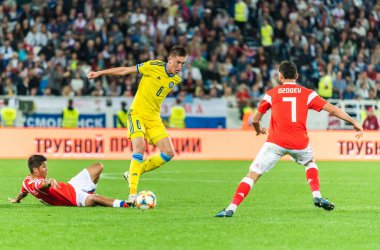 Kalininingrad, Rusya - 9 Eylül 2019. Kazakistan milli futbol takımı savunucusu Aibol Abiken, UEFA Euro 2020 ön eleme karşılaşmasında Rus futbolcular İlzat Akhmetov ve Magomed Özdoyev 'e karşı Rusya - Kazakistan (1-0) maçı sırasında Kalininingrad' da karşılaştı..
