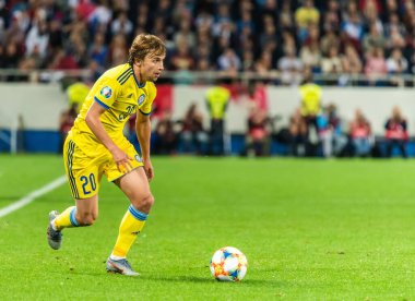 Kalininingrad, Rusya - 9 Eylül 2019. Kazakistan milli futbol takımı orta saha oyuncusu Maxim Fedin UEFA Euro 2020 ön eleme karşılaşmasında Rusya Kazakistan 'a karşı (1-0) Kaliningrad' da.