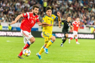 Kalininingrad, Rusya - 9 Eylül 2019. Rusya Milli Futbol Takımı defansı Georgi Dzhikiya UEFA Euro 2020 ön eleme karşılaşmasında Kazakistan 'a karşı Kazakistan' da (1-0) Kazakistan orta saha oyuncusu Bauyrzhan İslamkhan 'a karşı oynadı..