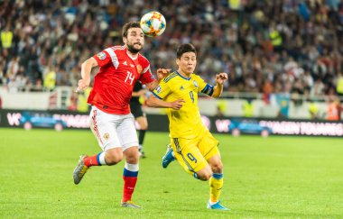 Kalininingrad, Rusya - 9 Eylül 2019. Rusya Milli Futbol Takımı defansı Georgi Dzhikiya UEFA Euro 2020 ön eleme karşılaşmasında Kazakistan 'a karşı Kazakistan' da (1-0) Kazakistan orta saha oyuncusu Bauyrzhan İslamkhan 'a karşı oynadı..