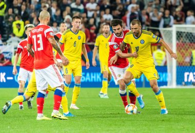 Kalininingrad, Rusya - 9 Eylül 2019. Oyuncular Fedor Kudryashov, Aibol Abiken, Georgi Dzhikiya ve Dmitri Shomko UEFA Euro 2020 ön eleme karşılaşması sırasında Kalininingrad 'da Rusya Kazakistan' a karşı (1-0).