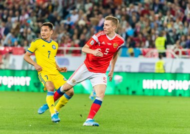 Kalininingrad, Rusya - 9 Eylül 2019. Rusya milli futbol takımı savunucusu Andrei Semenov, UEFA Euro 2020 ön eleme karşılaşmasında Kazakistan orta saha oyuncusu Serikzhan Muzhikov 'a karşı Kalininingrad' da oynanan Rusya - Kazakistan maçı (1-0).