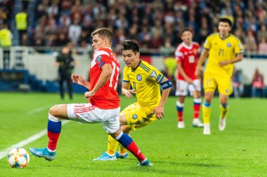 Kalininingrad, Rusya - 9 Eylül 2019. Rusya milli futbol takımı orta saha oyuncusu Roma Zobnin, UEFA Euro 2020 ön eleme karşılaşmasında Kazakistan 'da Kazakistan' a (1-0) karşı Kazakistan orta saha oyuncusu Bauyrzhan İslamkhan 'a karşı oynamıştı..