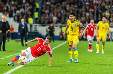 Kalininingrad, Rusya - 9 Eylül 2019. Rusya milli futbol takımı orta saha oyuncusu Roma Zobnin, UEFA Euro 2020 ön eleme karşılaşmasında Kazakistan 'da Kazakistan' a (1-0) karşı Kazakistan orta saha oyuncusu Bauyrzhan İslamkhan 'a karşı oynamıştı..