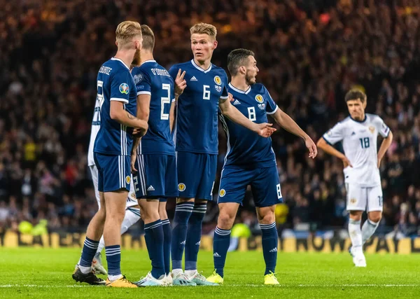 Glasgow, İskoçya, İngiltere - 6 Eylül 2019. İskoçya Millî Futbol Takımı oyuncuları Oliver McBurnie, Stephen O 'Donnell, Scott McTominay ve John McGinn UEFA Euro 2020 ön eleme maçı sırasında Glasgow' da İskoçya - Rusya maçında duvar oluşturuyorlar..