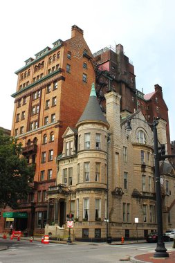 Baltimore, Maryland, ABD - 17 Eylül 2024 Graham-Hughes Evi Mount Vernon Place Tarihi Bölgesi 'nde Fransız şatosu tarzı bir konuttur. 1888 yapımı. Çevredeki binaların arasında duruyor. Dikey resim