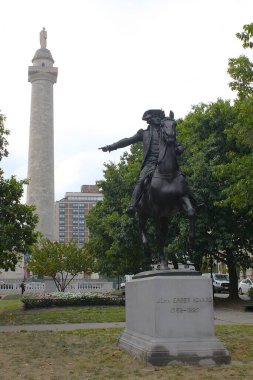 Baltimore, Maryland, ABD 17 Eylül 2024: John Eager Howard Memorial ve Washington Monument. Mount Vernon Place 'de bulutlu bir gün. Dikey