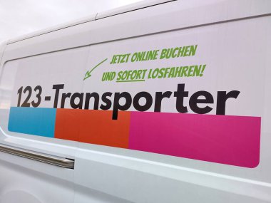 Gaenserndorf, Aşağı Avusturya, Avusturya - Ekim 04, 2025: Logo 123 Taşımacılık (kamyon kiralama) ayrıntıları 123 Paylaşımlı Mobilite Şirketi tarafından. 2025 sonbaharında Avusturya 'da iflas etmiş..
