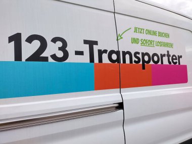Gaenserndorf, Aşağı Avusturya, Avusturya - Ekim 04, 2025: Logo 123 Taşımacılık (kamyon kiralama) ayrıntıları 123 Paylaşımlı Mobilite Şirketi tarafından. 2025 sonbaharında Avusturya 'da iflas etmiş..