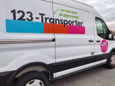 Gaenserndorf, Aşağı Avusturya, Avusturya - Ekim 04, 2025: 123 Transporter (kamyon kiralama) minibüsünün yan tarafı 123 adet ortak mobil şirketi tarafından. 2025 sonbaharında Avusturya 'da iflas etmiş..