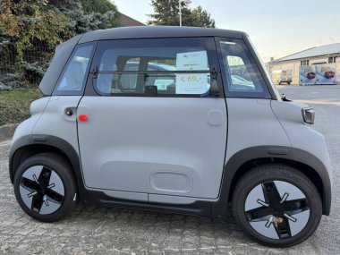 Gaenserndorf, Aşağı Avusturya - 02 Ekim 2025: Park edilmiş akü elektrikli, iki kapılı dört kapılı araç Opel Rocks-e, Citron Ami veya Fiat Topolino satılık veya kiralık.