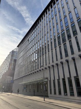 Viyana, Avusturya - 20 Ekim 2025: OPEC Genel Merkezi temsilcisi ve ofis binasının ön cephesi ve korunan giriş kapısı. Petrol İhraç Eden Ülkelerin Organizasyonu.