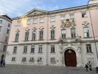 Viyana, Avusturya - 20 Ekim 2025: Eski Bhmische Hofkanzlei 'nin Judenplatz' daki güzel tarihi binasında Verwaltungsgerichtshof veya Avusturya Yüksek İdare Mahkemesi.