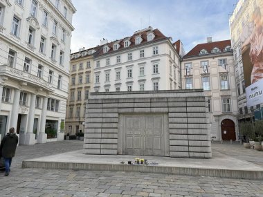 Viyana, Avusturya - 20 Ekim 2025: Yahudi Meydanı Yahudi Soykırımı Anıtı veya İsimsiz Kütüphanesi. Bir kütüphaneye benzeyen beton küpün içi dışına çıkmış..