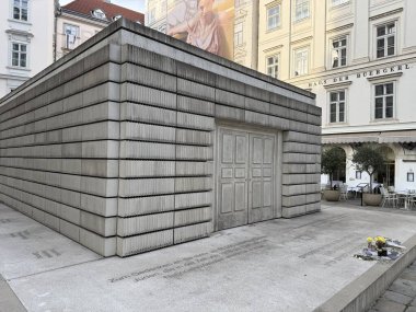 Viyana, Avusturya - 20 Ekim 2025: Yahudi Meydanı Yahudi Soykırımı Anıtı veya İsimsiz Kütüphanesi. Bir kütüphaneye benzeyen beton küpün içi dışına çıkmış..