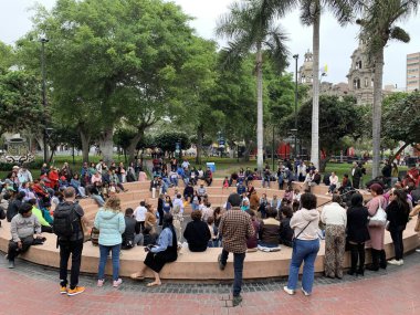 Lima, Peru - 24 Mayıs 2025: Halk Anfiteatro Chabuca Granda 'da Miraflores Central Park' ın bir parçası olan Park John F. Kennedy 'de dans ediyor. Seyirciler renkli koşuşturmayı izler ve eğlenir..