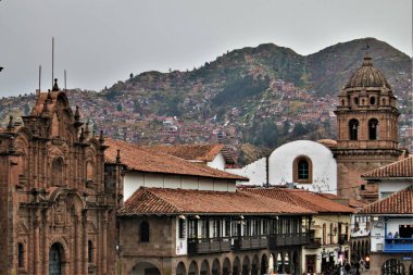 Cusco, Peru - 25 Mayıs 2025: Doğa Tarihi Müzesi 'nden Bakire Varsayımının Katedral Bazilikası' nın çan kulesine, pasaklı tepelerdeki şehir kenar mahallelerine ve banliyö mahallelerine.