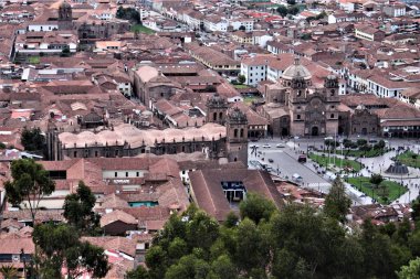 Cusco, Peru - 25 Mayıs 2025: Pachacuti 'nin Altın İnka heykeli ile Plaza de Armas Panorama manzarası, Hz. İsa Cemiyeti Kilisesi ve Meryem Ana Katedrali.