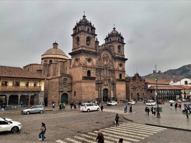 Cusco, Peru - 25 Mayıs 2025: Cizvit Kilisesi Iglesia de la Compania de Jesus (İsa Cemaati Kilisesi) şehir merkezindeki Plaza de Armas 'da sokak manzarası. İspanyol Barok tarzı.