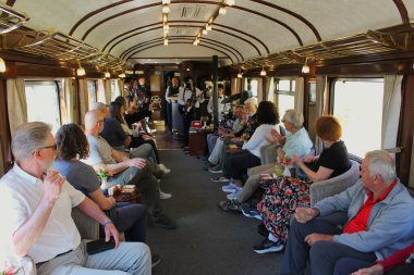 Cusco, Peru - 28 Mayıs 2025: Yolcular, Ferrocarril del Sur 'da Perurail tarafından işletilen Titicaca treninin canlı müziğinin tadını çıkarıyorlar. Klasik bir seyahat.!