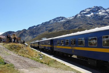 Cusco, Peru - 28 Mayıs 2025: Turistler ve yolcular, Peru Demiryolu tarafından işletilen Titicaca treniyle La Raya dağ sırasının etkileyici panoramik manzarasının keyfini çıkarıyorlar. Ferrocarril del Sur.