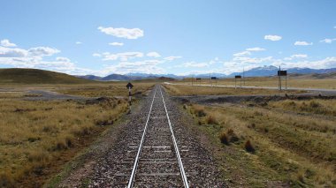 Puno, Peru: Ferrocarril del Sur 'da Perurail tarafından işletilen Titicaca treninin gözlem vagonunda Andes' e yapılan panoramik manzara. Klasik bir seyahat.!
