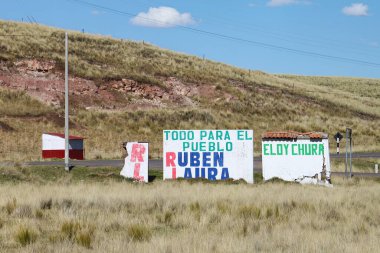 Puno, Peru - 28 Mayıs 2025: Beyaz boyalı duvarlara kalın harflerle yazılan her şey, Ruben Laura, RL, Eloy Chura.