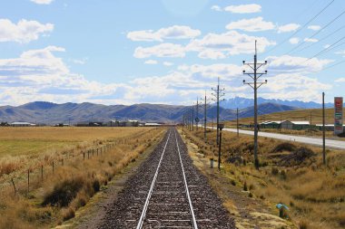 Puno, Peru - 28 Mayıs 2025: Ferrocarril del Sur 'da Perurail tarafından işletilen Titicaca treninin gözlem vagonunda Andes' e yapılan panoramik manzara. Klasik bir seyahat.!