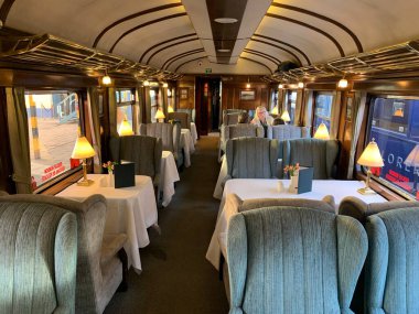 Cusco, Peru - 28 Mayıs 2025: ünlü Belmond Andean Explorer arabasının lüks lokanta içi rahat ortam. Klasik seyahat, en iyi haliyle! Ferrocarril del Sur 'da Titicaca treni.