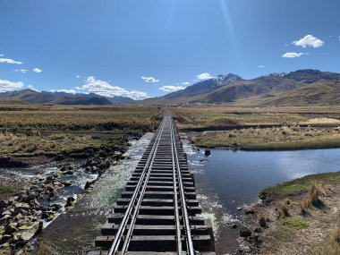 Puno, Peru: Ferrocarril del Sur 'da Perurail tarafından işletilen Titicaca treninin gözlem vagonunda Andes ve Chimboya zirvesine panoramik manzara. Klasik bir seyahat.!