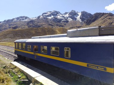 Cusco, Peru - 28 Mayıs 2025: Peru Demiryolu tarafından işletilen Titicaca treni ile La Raya dağ sırasının etkileyici panoramik görüntüsü. Ferrocarril del Sur.