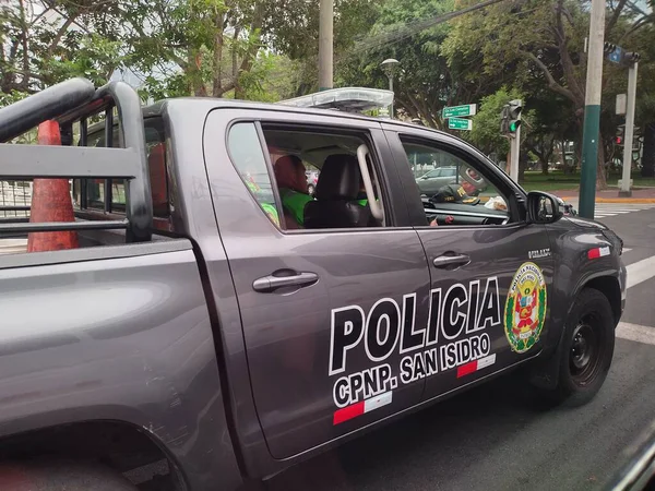 Lima, Peru - 24 Mayıs 2025: Kamu parkı Bosque El Olivar yakınlarındaki San Isidro bölgesinde devriye gezen polis Nacional del Peru 'nun polis aracı olarak işaretlenmiş kargo yataklı Toyota Hilux. Kapıda renkli rozet var..