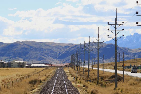 Puno, Peru: Ferrocarril del Sur 'da Perurail tarafından işletilen Titicaca treninin gözlem vagonunda Andes' e yapılan panoramik manzara. Klasik bir seyahat.!