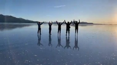 Uyuni, Bolivya - 02 Haziran 2025: Salar de Uyuni tuz düzlüğü yağmur mevsiminde sığ göle dönüşerek dünyanın en büyük doğal aynası haline geldi. 360 derecelik açıyla görsel yanılsamayla etrafta dolaşmak.