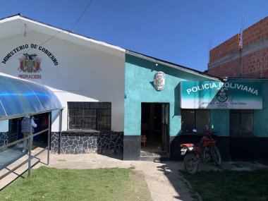 Copacabana, Bolivya - 30 Mayıs 2025: Peru Cumhuriyeti ile Plurinational State of Bolivia arasındaki sınırdaki Kasani sınır kapısındaki Göçmenlik Bürosu ve sınır karakolu.